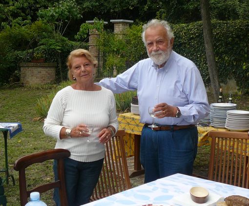 Anna Giulia Tranchini ritratta con il marito Giorgio nella loro abitazione di Agliano. Nelle due immagini, a fondo articolo, altri momento della vita "aglianese" della signora Anna Giulia Anna Giulia Tranchini ritratta con il marito Giorgio nella loro abitazione di Agliano. Nelle due immagini, a fondo articolo, altri momento della vita "aglianese" della signora Anna Giulia