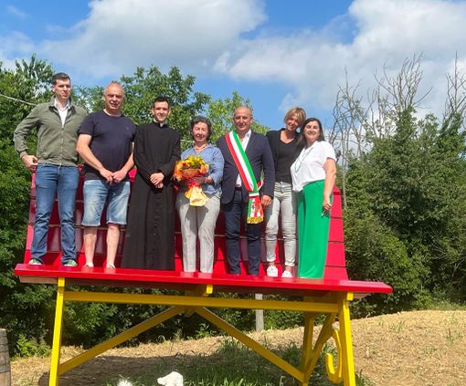Una nuova Big Bench svetta sulle colline dell'Astigiano Una nuova Big Bench svetta sulle colline dell'Astigiano