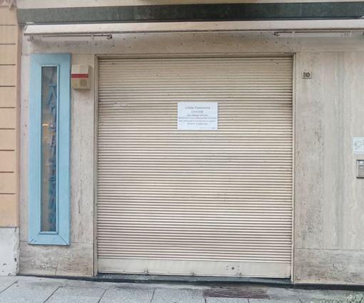 La serranda, ormai definitivamente abbassata, del negozio L'Arte Fiorentina La serranda, ormai definitivamente abbassata, del negozio L'Arte Fiorentina