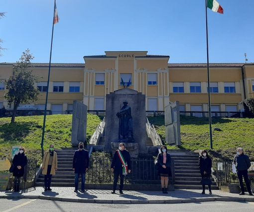 Costigliole d'Asti, amministratori fuori dalle scuole per il minuto di silenzio