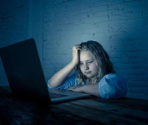 Mondo digitale e minorenni: da Poste italiane un webinar sui rischi della rete