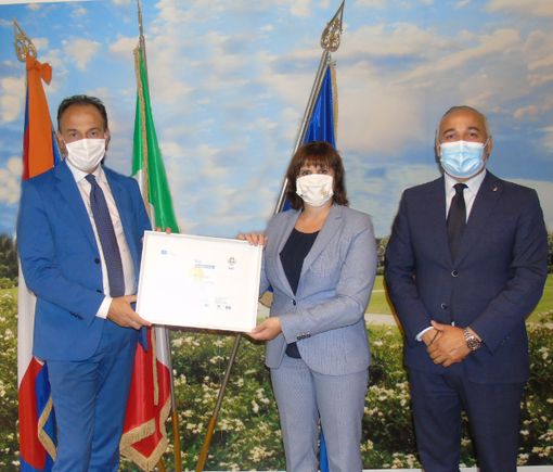 Il presidente Cirio e il vice Carosso con il certificato di candidatura di Asti a Capitale Europea del Volontariato 2023 Il presidente Cirio e il vice Carosso con il certificato di candidatura di Asti a Capitale Europea del Volontariato 2023