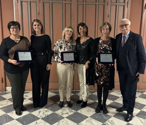 Le coordinatrici infermieristiche nominate "Ambasciatrici della Fondazione Astigiana per la Salute del Territorio. Da sinistra: Maria Grazia Piatti (coord. inf. Immunoematologia e Medicina Trasfusionale), Federica Quinto (vice presidente Fondazione), Daniela Carretto (coord. Gastroenterologia ed Endoscopia Digestiva), Luisa Amalberto (presidente Fondazione), Caterina Franco (coord. inf. Sale di elettrofisiologia ed emodinamica della Cardiologia), Giorgio Calabrese (presidente Comitato tecnico-scientifico Fondazione) Le coordinatrici infermieristiche nominate "Ambasciatrici della Fondazione Astigiana per la Salute del Territorio. Da sinistra: Maria Grazia Piatti (coord. inf. Immunoematologia e Medicina Trasfusionale), Federica Quinto (vice presidente Fondazione), Daniela Carretto (coord. Gastroenterologia ed Endoscopia Digestiva), Luisa Amalberto (presidente Fondazione), Caterina Franco (coord. inf. Sale di elettrofisiologia ed emodinamica della Cardiologia), Giorgio Calabrese (presidente Comitato tecnico-scientifico Fondazione)