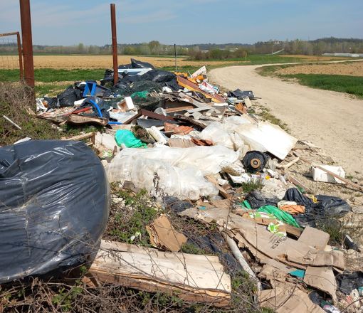 Una discarica a cielo aperto a pochi passi dall'argine del Tanaro