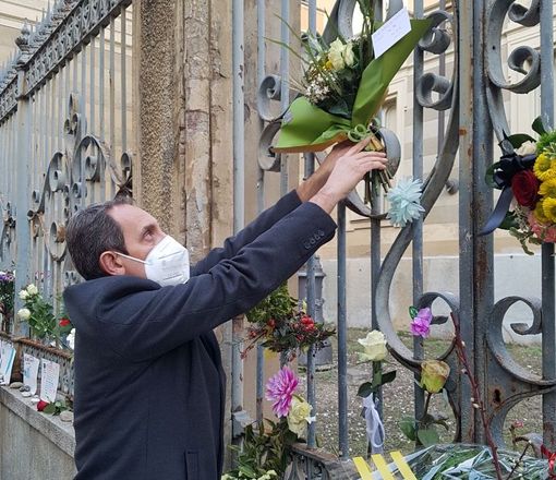 Anche una delegazione del Movimento 5 Stelle di Asti ha deposto fiori davanti alla Sinagoga