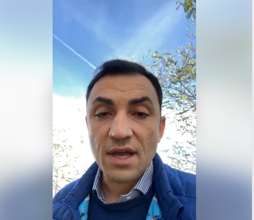 Il sindaco di Isola d'Asti, Micheal Vitello, durante un aggiornamento social