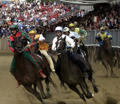 Questa mattina la sentenza del processo che vede sul banco degli imputati fantini e proprietari di cavalli del Palio di Asti