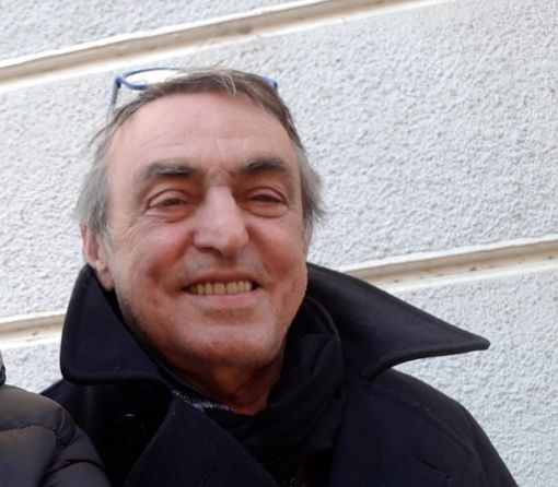 Enrico Aprato in una foto tratta dal suo profilo Facebook che, in queste ore, si sta riempiendo di messaggi di cordoglio Enrico Aprato in una foto tratta dal suo profilo Facebook che, in queste ore, si sta riempiendo di messaggi di cordoglio