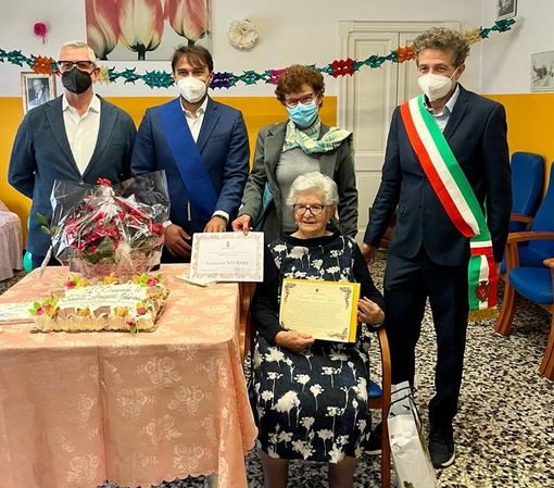 La neo centenaria Francesca Domenica Negrino ritratta con il vice presidente della Provincia Simone Nosenzo, il vice sindaco del Comune di Nizza Monferrato Pier Paolo Verri, l’assessore ai Servizi Sociali Ausilia Quaglia ed il figlio della centenaria, Mauro Oddone, Consigliere del Comune di Nizza Monferrato La neo centenaria Francesca Domenica Negrino ritratta con il vice presidente della Provincia Simone Nosenzo, il vice sindaco del Comune di Nizza Monferrato Pier Paolo Verri, l’assessore ai Servizi Sociali Ausilia Quaglia ed il figlio della centenaria, Mauro Oddone, Consigliere del Comune di Nizza Monferrato