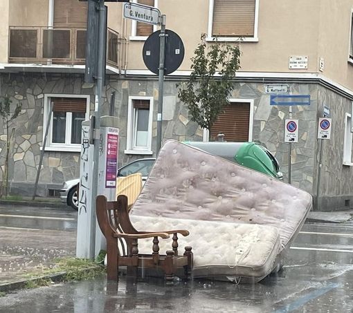 I rifiuti abbandonati all'angolo tra corso Matteotti e via Ventura I rifiuti abbandonati all'angolo tra corso Matteotti e via Ventura