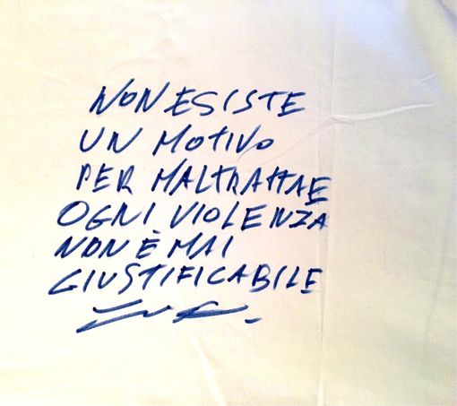 Una frase scritta sulle lenzuola della mostra &quot;Non crederci!&quot;