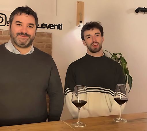 A sinistra il sommelier Alberto Bracco, a destra Luca Barbero proprietario con il socio Luca Torello dell'attivita SèStante A sinistra il sommelier Alberto Bracco, a destra Luca Barbero proprietario con il socio Luca Torello dell'attivita SèStante
