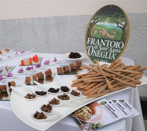 I sapori e i fiori della Liguria conquistano Varese: ancora un grande successo per il format “Mangiare i fiori”, una serata all’insegna della cultura e della buona cucina I sapori e i fiori della Liguria conquistano Varese: ancora un grande successo per il format “Mangiare i fiori”, una serata all’insegna della cultura e della buona cucina