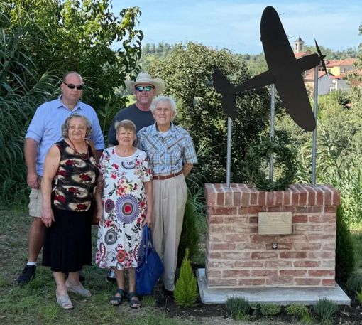 I nipoti del pilota abbattuto insieme ai testimoni oculari del fatto, all'epoca bambini