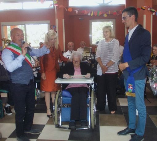 Grandi festeggiamenti per Irma Pera, neo centenaria di Passerano Marmorito Grandi festeggiamenti per Irma Pera, neo centenaria di Passerano Marmorito