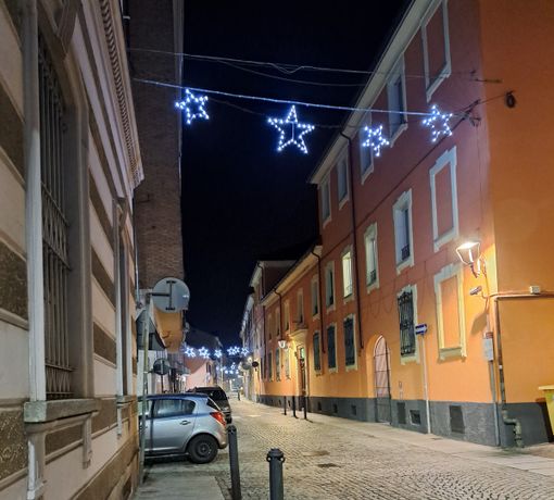 Le luminarie ancora accese in via Brofferio