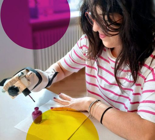 Emilia alle prese con lo smalto