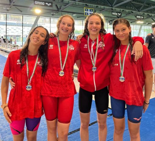 Greta Gabutto e Maddalena Bertelli (la prima e la seconda da destra) con la staffetta del Team Dimensione Nuoto