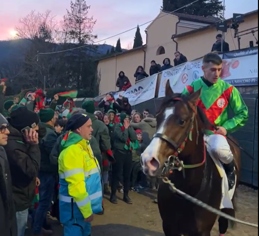 Il fantino vincitore acclamato dai contradaioli di San Michele Il fantino vincitore acclamato dai contradaioli di San Michele