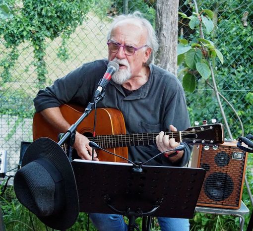 Claudio Bondioli (immagine tratta dalla pagina Facebook del cantautore)