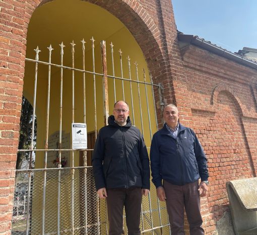 Il sindaco Rasero e l'assessore Ferrero di fronte al cimitero di Montegrosso Cinaglio
