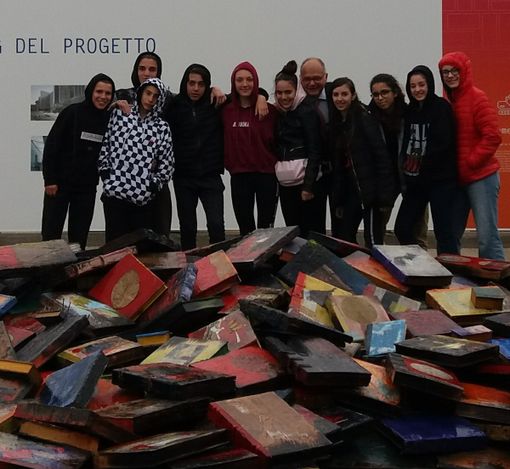 Gli studenti astigiani davanti all’installazione “Libriproibiti” insieme al curatore Ermanno Tedeschi