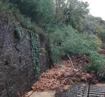 Emergenza maltempo, ancora numerosi disagi anche per chi deve viaggiare in treno