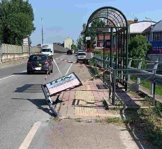 Il mistero della palina bus divelta in corso Savona e finita in strada