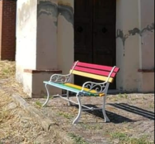 Rubata nella notte a Tonco la bellissima panchina multicolore Rubata nella notte a Tonco la bellissima panchina multicolore