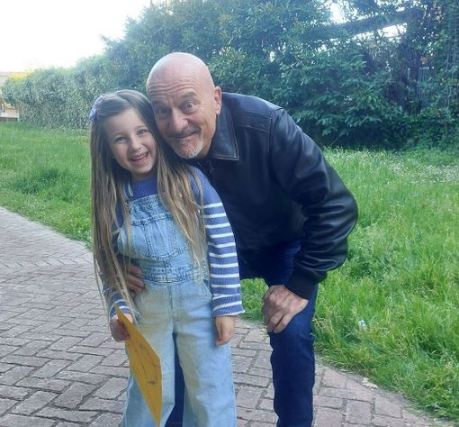 Isabelle sul set con Claudio Bisio (immagine riprodotta, come tutte le restanti dell'articolo, per gentile concessione di Mary Strambè) Isabelle sul set con Claudio Bisio (immagine riprodotta, come tutte le restanti dell'articolo, per gentile concessione di Mary Strambè)