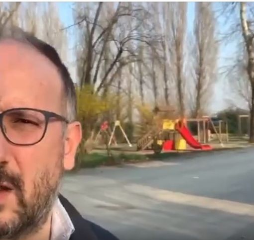 Un fermo-immagine tratto da un video, postato nei giorni scorsi dal primo cittadino sui suoi canali social, che documenta la situazione nei parchi astigiani Un fermo-immagine tratto da un video, postato nei giorni scorsi dal primo cittadino sui suoi canali social, che documenta la situazione nei parchi astigiani