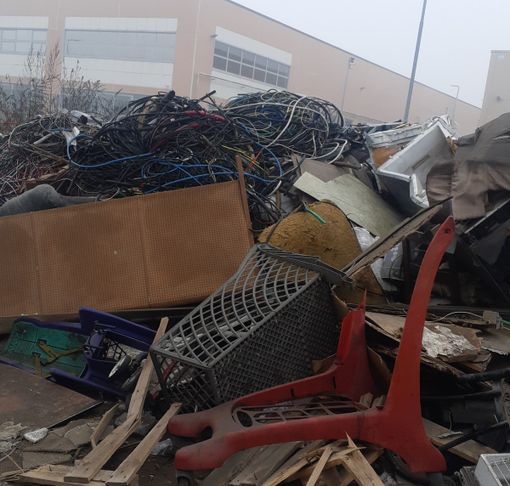 In via Guerra cumuli di immondizia e &quot;topi grandi come cavalli&quot;: la segnalazione di una nostra lettrice [GALLERIA FOTOGRAFICA]