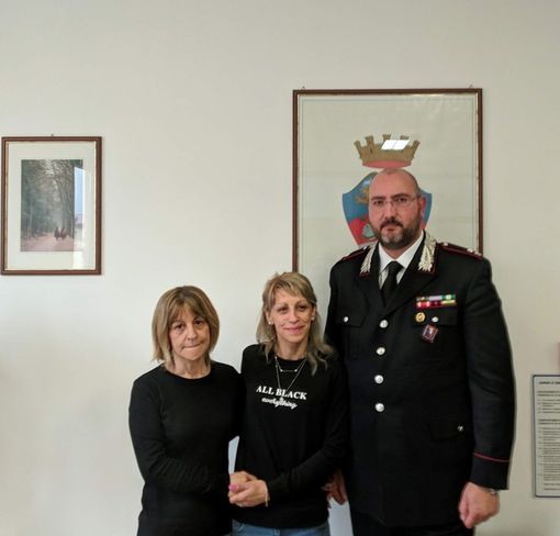 La vedova con la madre e il maresciallo Repetto (foto di archivio)