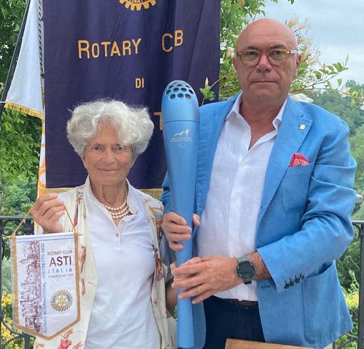 Tiziana Nasi con Maurizio Mela; tra loro la fiaccola dei Giochi Paralimpici di Torino 2006