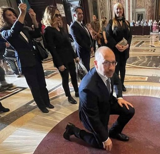 "Rasero non si è inginocchiato davanti al Papa, il suo è un gesto sereno che ha radici storiche"