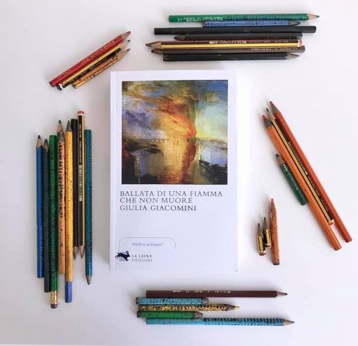 L’immagine di copertina è la riproduzione de “L’incendio delle Camere dei Lord e dei Comuni” di William Turner, rappresentazione simbolica del fuoco alle istituzioni e simbolo di cambiamento.