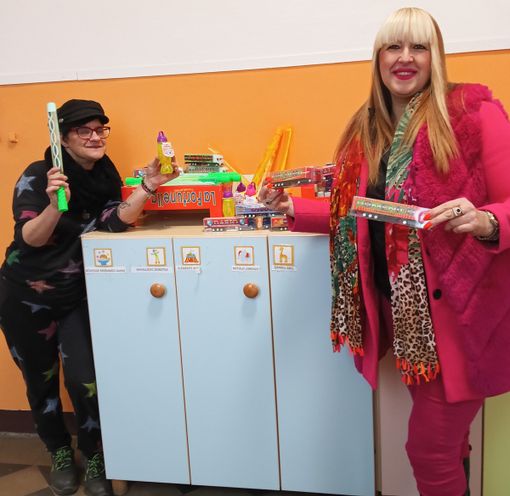 Generoso dono per i bimbi della materna "Babylandia" e dell'asilo "Pascoli" Generoso dono per i bimbi della materna "Babylandia" e dell'asilo "Pascoli"