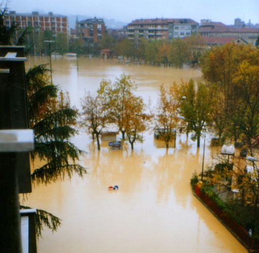 Piazza del Palio sommersa dalle acque del Tanaro nel novembre del 1994 (Di Frukko Andrea Marchisio - Opera propria, CC BY-SA 3.0, https://commons.wikimedia.org/w/index.php?curid=12041263)
