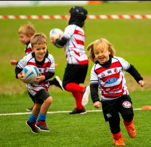 Alcuni bambini ritratti mentre si divertono sul campo del Monferrato Rugby Alcuni bambini ritratti mentre si divertono sul campo del Monferrato Rugby