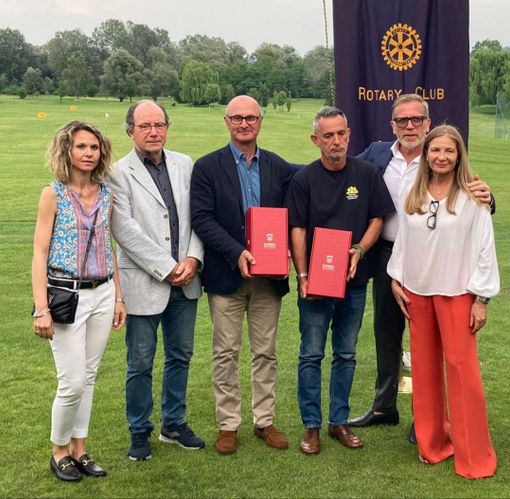 Nella foto, da sinistra a destra, il vicesindaco Stefania Morra, il presidente Rotary Luigi Florio e Esmeralda Masseroni (prefetto del Rotary Club), ritratti con i vincitori del Trofeo Rotary Nella foto, da sinistra a destra, il vicesindaco Stefania Morra, il presidente Rotary Luigi Florio e Esmeralda Masseroni (prefetto del Rotary Club), ritratti con i vincitori del Trofeo Rotary