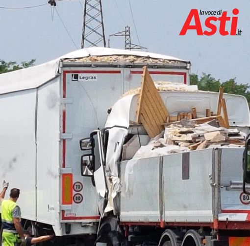 Ennesima mattina da bollino nero sulle strade: frontale a Canelli e code in A21 per un tamponamento tra mezzi pesanti