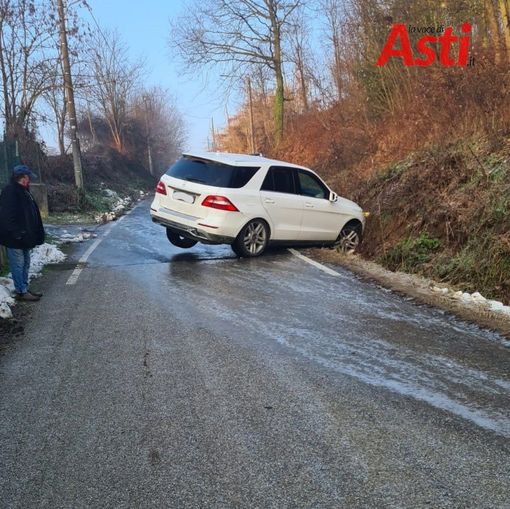 Esce di strada a Revigliasco, probabilmente a causa della strada ghiacciata