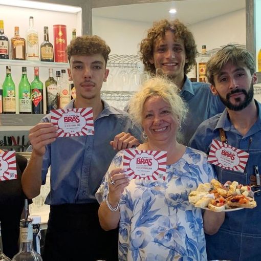 La salsiccia di Bra, regina degli aperitivi a tema del caffè &quot;Barusso&quot; di Alassio
