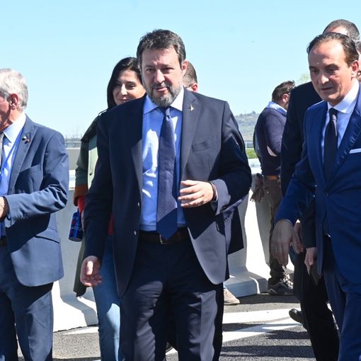 Il ministro delle Infrastrutture e vice premier Matteo Salvini ritratto con il presidente Cirio durante la recentissima visita al cantiere dell'Asti-Cuneo (Ph. Robaldo)