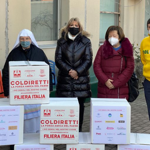 Il direttore Coldiretti Asti Diego Furia durante la consegna dei pacchi della solidarietà all'Associazione il Dono del Volo, in presenza dell'Assessore Mariangela Cotto e della presidente dell'Associazione Caterina Calabrese. Altre immagini a fine articolo