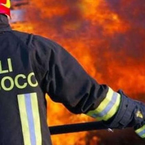Grave incidente nella notte: 5 ragazzi escono di strada e l'auto si incendia