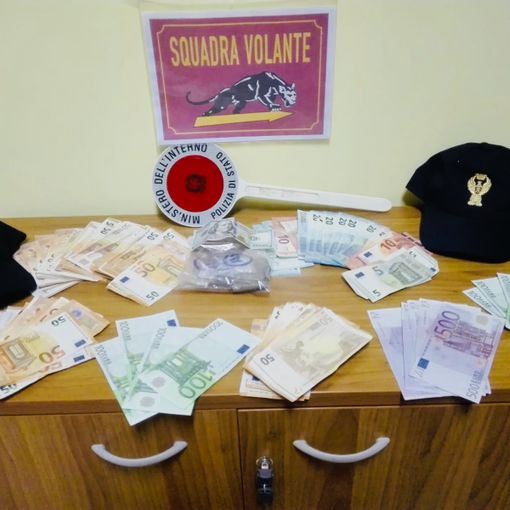 Denaro e sostanze stupefacenti rinvenute nell'auto e addosso al pregiudicato thailandese fermato