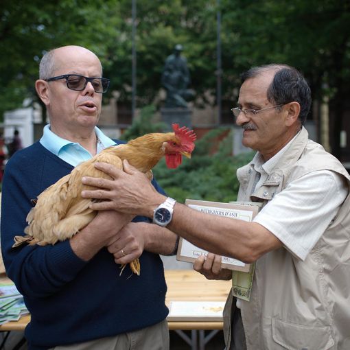 La premiazione della più bella gallina bionda di una precedente edizione (immagine tratta dalla pagina Facebook della Pro Loco di Buttigliera d'Asti)