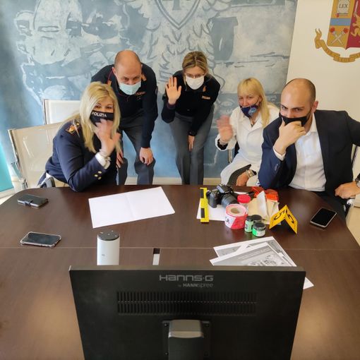 Gli operatori della Questura ripresi, in questa e altre immagini, durante i video incontri con i ragazzi Gli operatori della Questura ripresi, in questa e altre immagini, durante i video incontri con i ragazzi