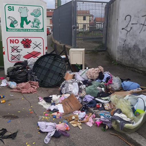 Abbandono di rifiuti: discarica a cielo aperto davanti alla scuola San Domenico